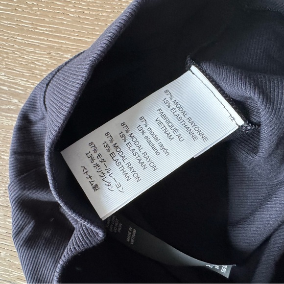 Vuori pose pants in black - Picture 11 of 16